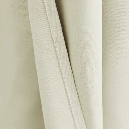 Světlý venkovní závěs na zakrytí terasy