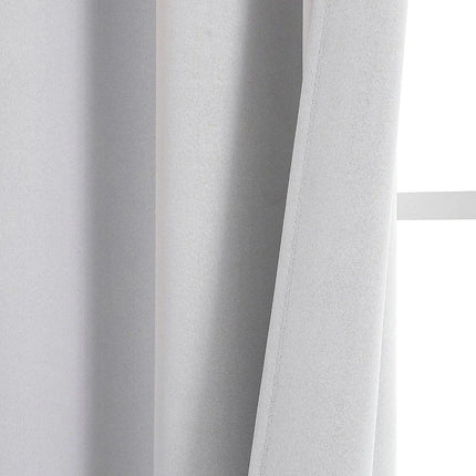 Jednoduchý bílý závěs s kovovými kroužky