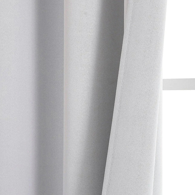 Jednoduchý bílý závěs s kovovými kroužky