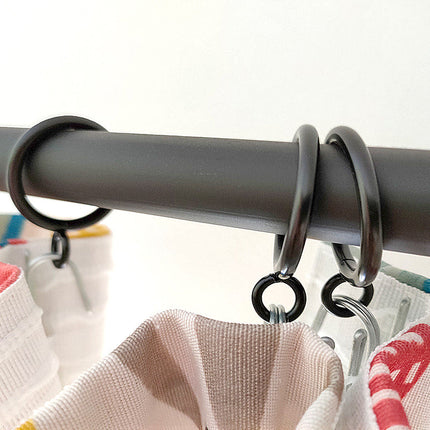 Černé kovové kroužky se žabkami