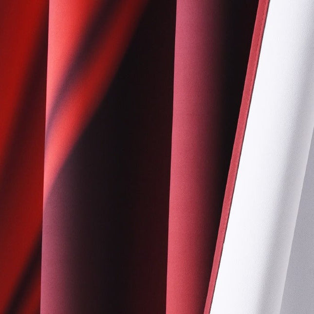 Červený sametový divadelní závěs