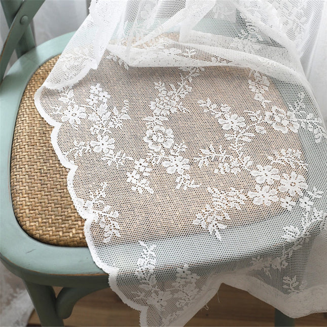 Elegantní bílá krajková záclona