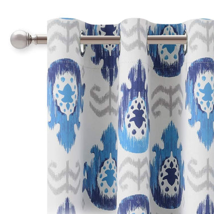 Dekorační závěs s modrým ornamentem