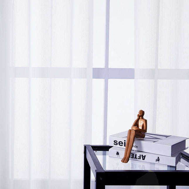 Jednoduchá bílá voálová záclona do ložnice