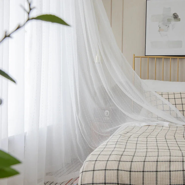 Záclona s jemným vyšívaným tečkovaným vzorem