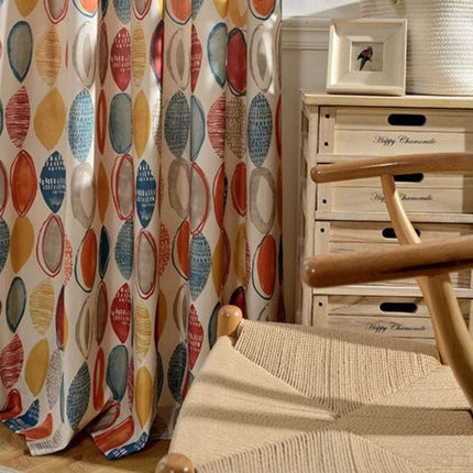 Barevný závěs s abstraktním vzorem