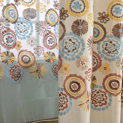 Barevná vyšívaná záclona v boho stylu