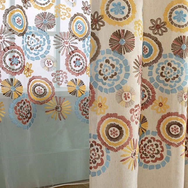 Barevná vyšívaná záclona v boho stylu