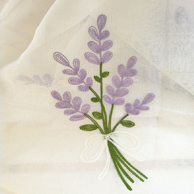 Voálová záclona s výšivkou levandule
