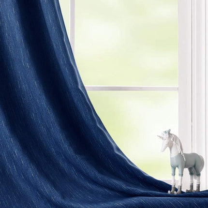 Tmavě modrý závěs s texturou lnu