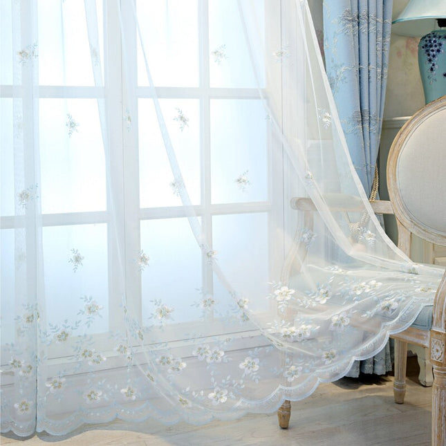 Bílá záclona s květinovou výšivkou Satoro