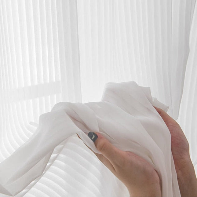 Bílý poloprůsvitný závěs na suchý zip