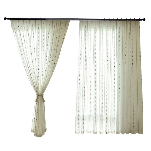 Bílá záclona s barevnými bambulkami