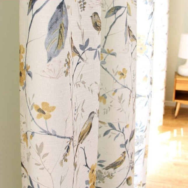Záclona s vzorem květin a ptáků