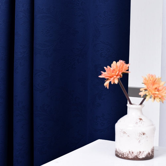 Zatemňovací závěs s reliéfním vzorem