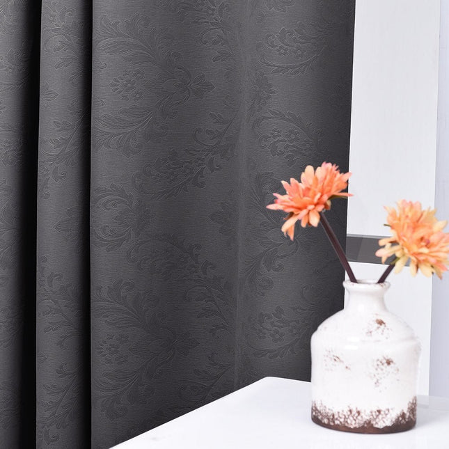 Zatemňovací závěs s reliéfním vzorem