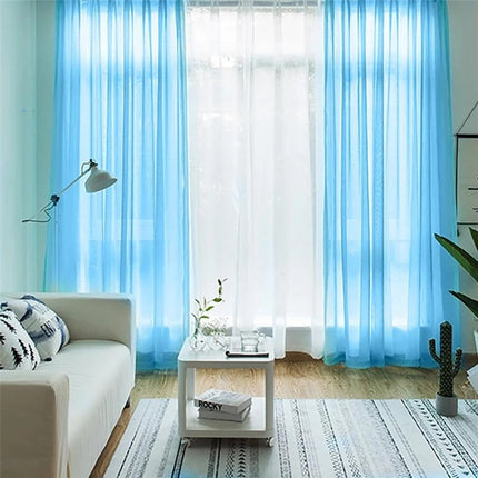 Jednobarevná voálová záclona do moderního interiéru