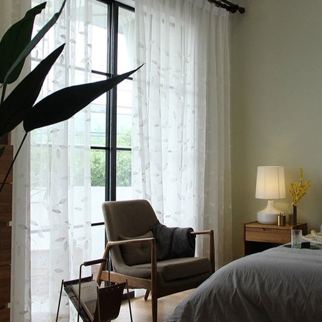 Průsvitná záclona s vyšívanými listy