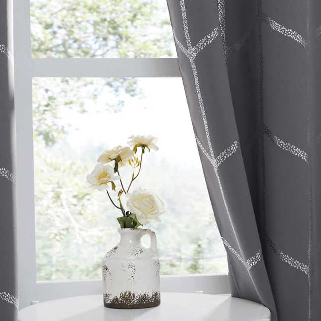 Zatemňovací závěs s geometrickým stříbrným vzorem