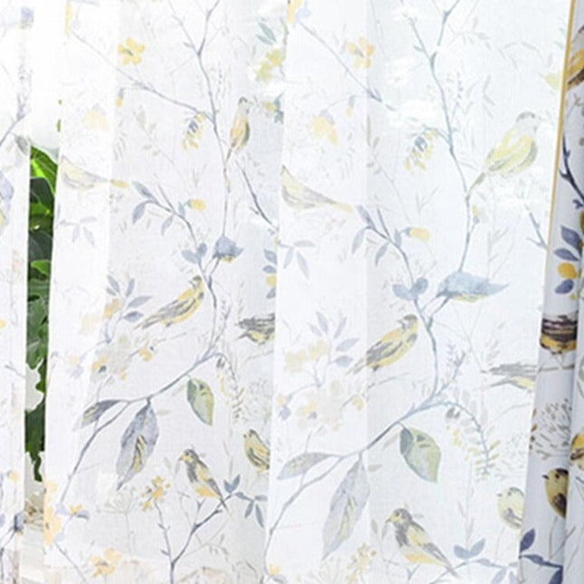 Záclona s vzorem květin a ptáků