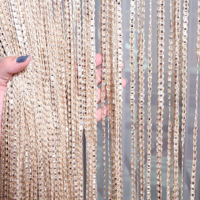 Bílá záclona s lesklými proužky