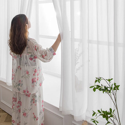 Bílý poloprůsvitný závěs na suchý zip