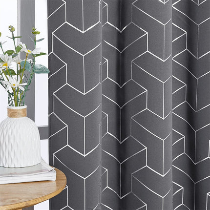 Šedý zatemňovací závěs s 3D vzorem