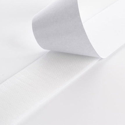 Bílý poloprůsvitný závěs na suchý zip