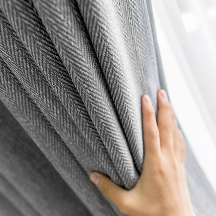 Tmavě šedý závěs se vzorem rybí kosti