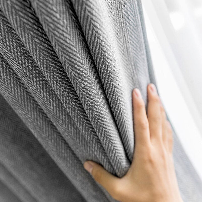 Tmavě šedý závěs se vzorem rybí kosti