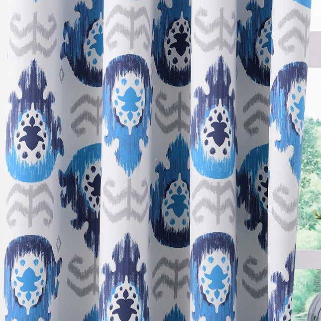 Dekorační závěs s modrým ornamentem