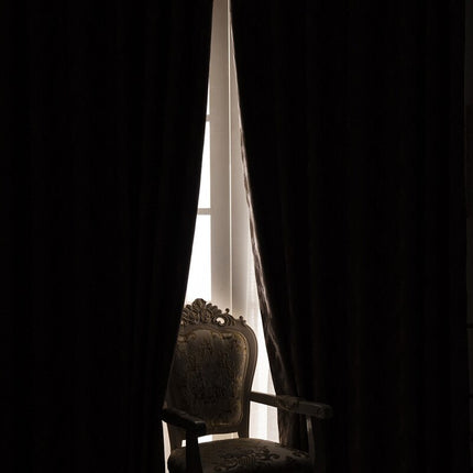 Zatemňovací závěs taupe s abstraktním vzorem