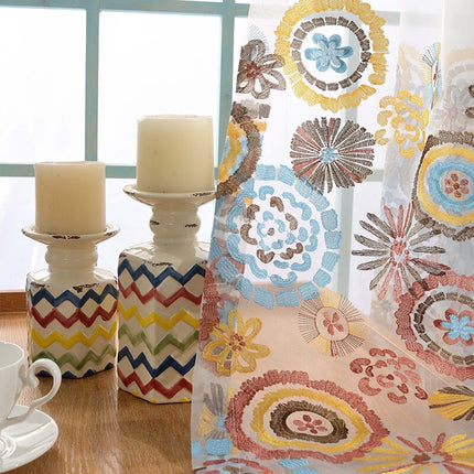 Barevná vyšívaná záclona v boho stylu