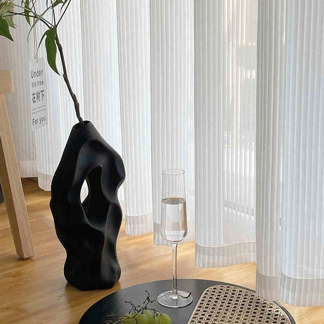 Bílá záclona se svislými pruhy