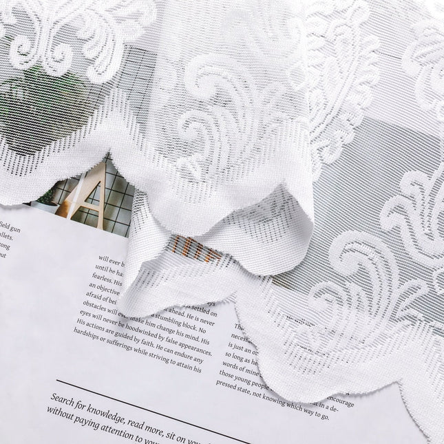 Průsvitná záclona s damaškovým vzorem