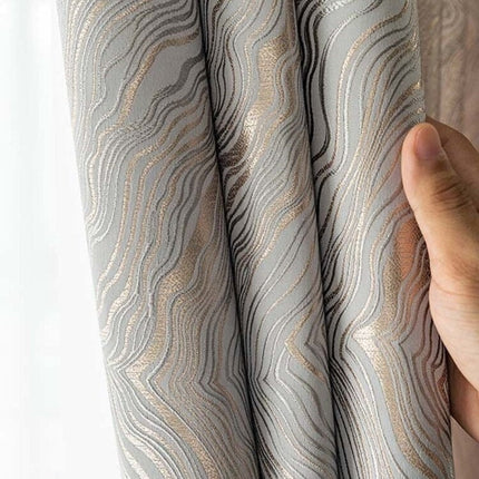 Stříbrný zatemňovací závěs s moderním vzorem