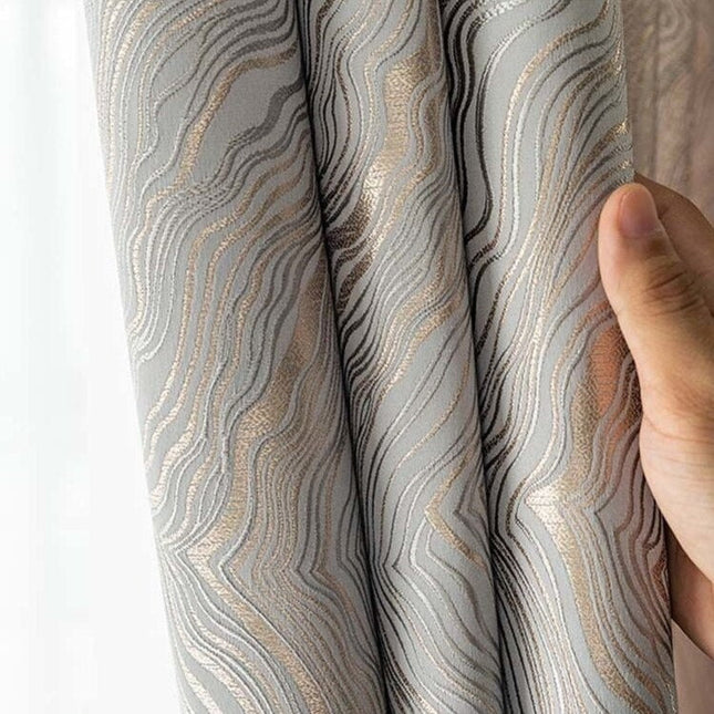 Stříbrný zatemňovací závěs s moderním vzorem