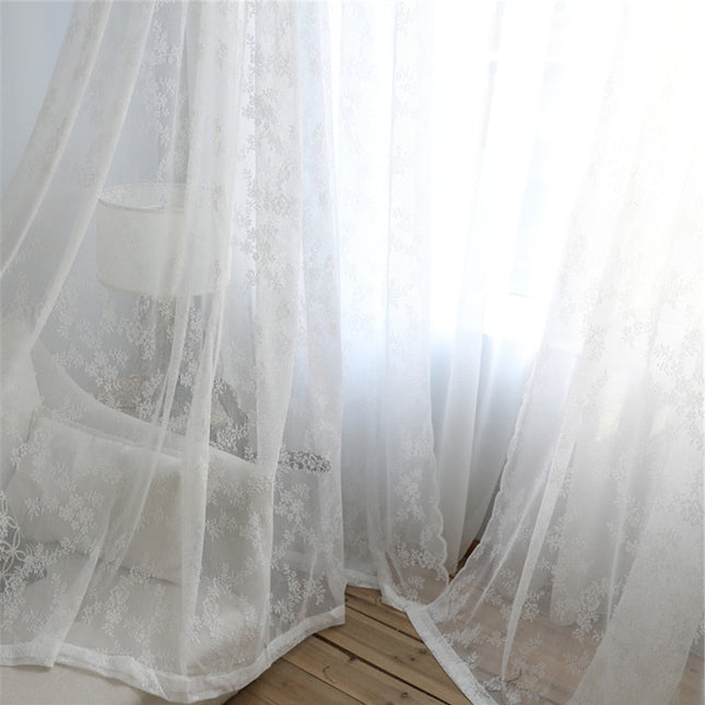 Elegantní bílá krajková záclona