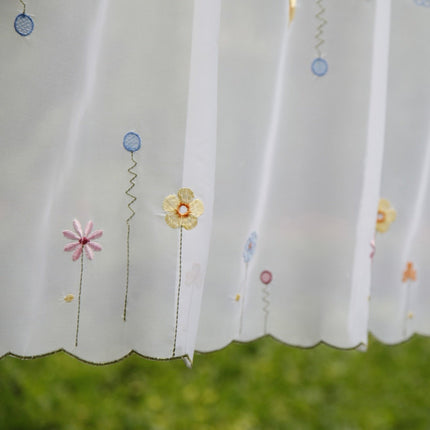 Krátká záclona s vyšívanými květy