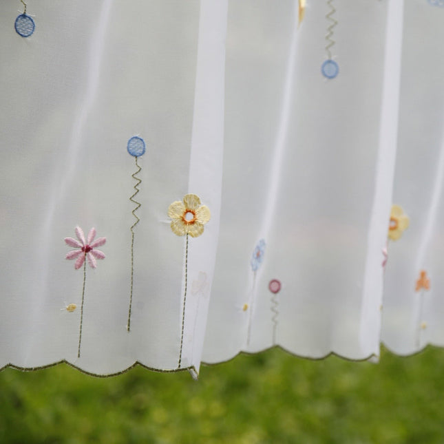 Krátká záclona s vyšívanými květy