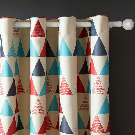 Červený zatemňovací závěs s trojúhelníky