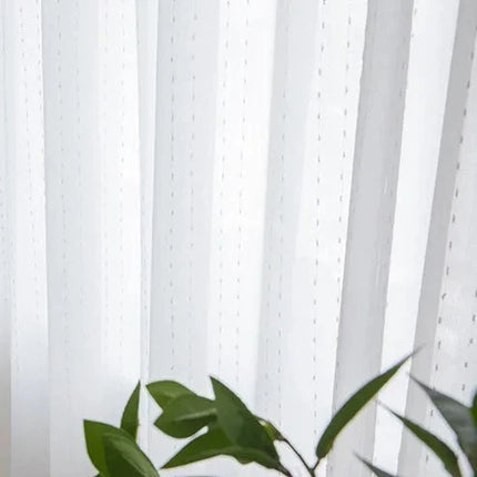 Záclona s jemným vyšívaným tečkovaným vzorem