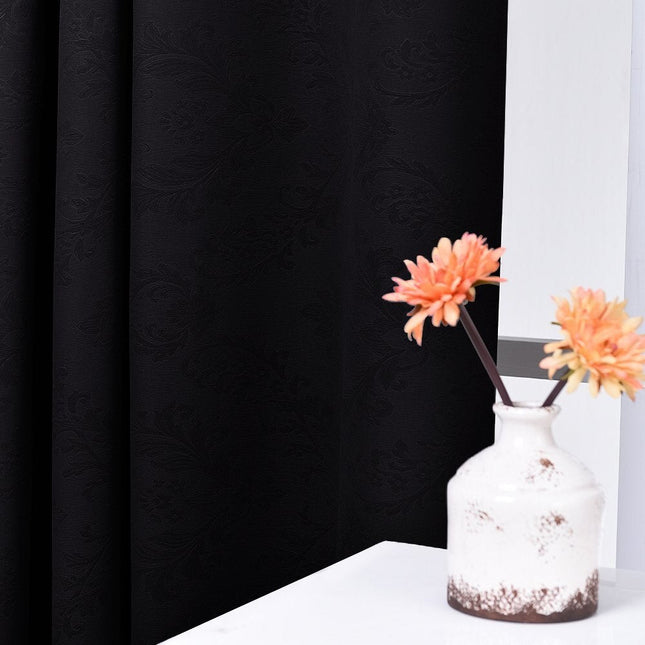 Zatemňovací závěs s reliéfním vzorem