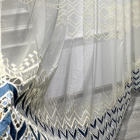 Záclona s vyšívaným geometrickým lemem