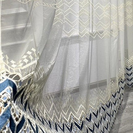 Záclona s vyšívaným geometrickým lemem