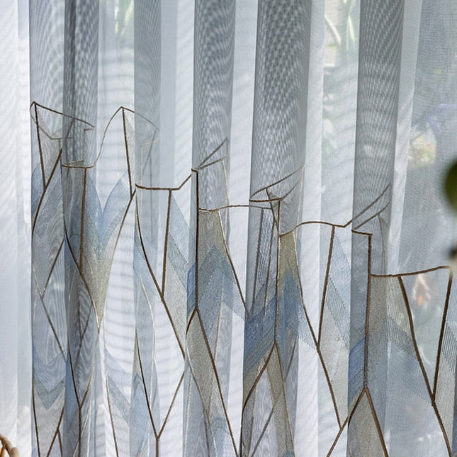 Moderní záclona s geometrickou výšivkou