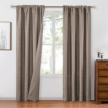 Hnědý závěs s geometrickým vzorem