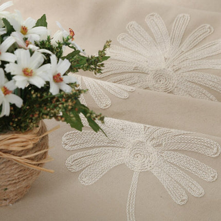 Šedý závěs s vyšívanými květinami