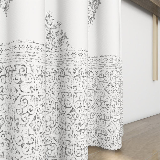 Elegantní závěs s damaškovým vzorem