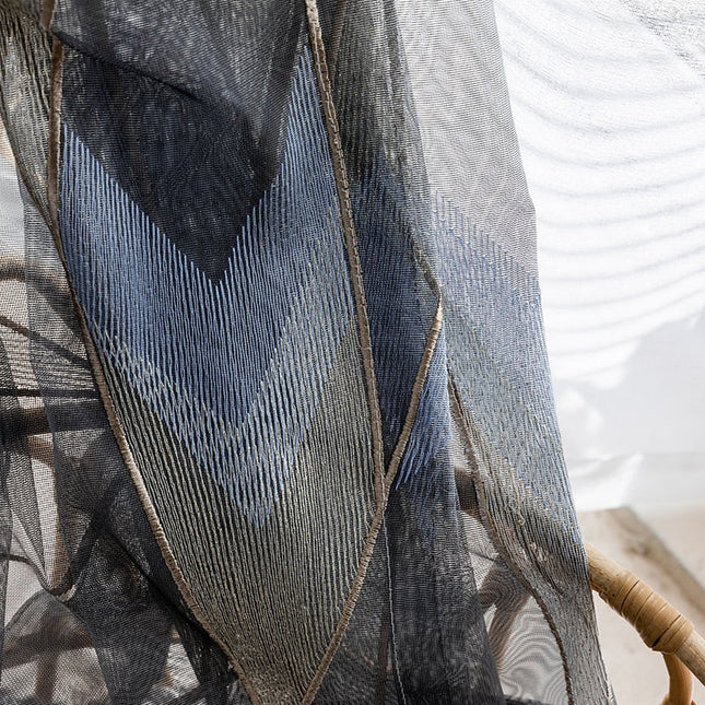 Moderní záclona s geometrickou výšivkou